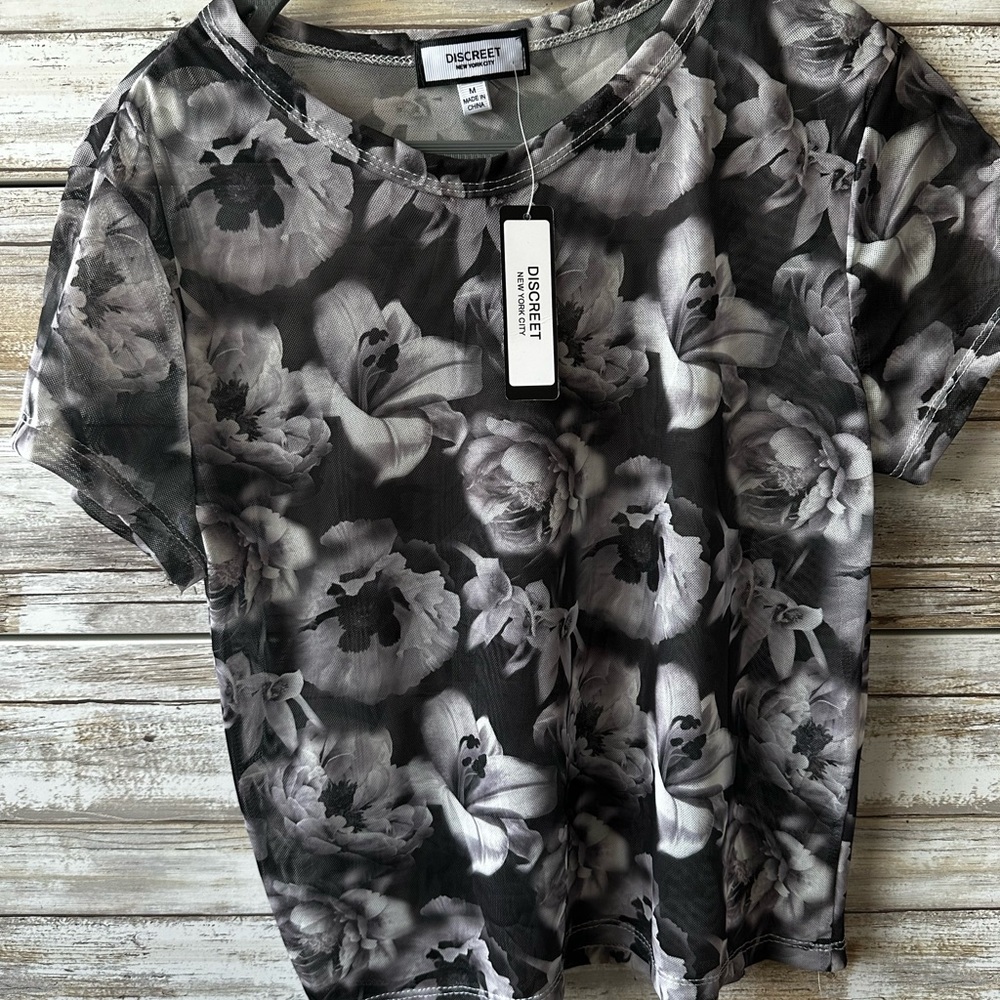 🌸 NWT Discreet Sheer Floral Mesh Boxy Tee Gray Size M Trendy